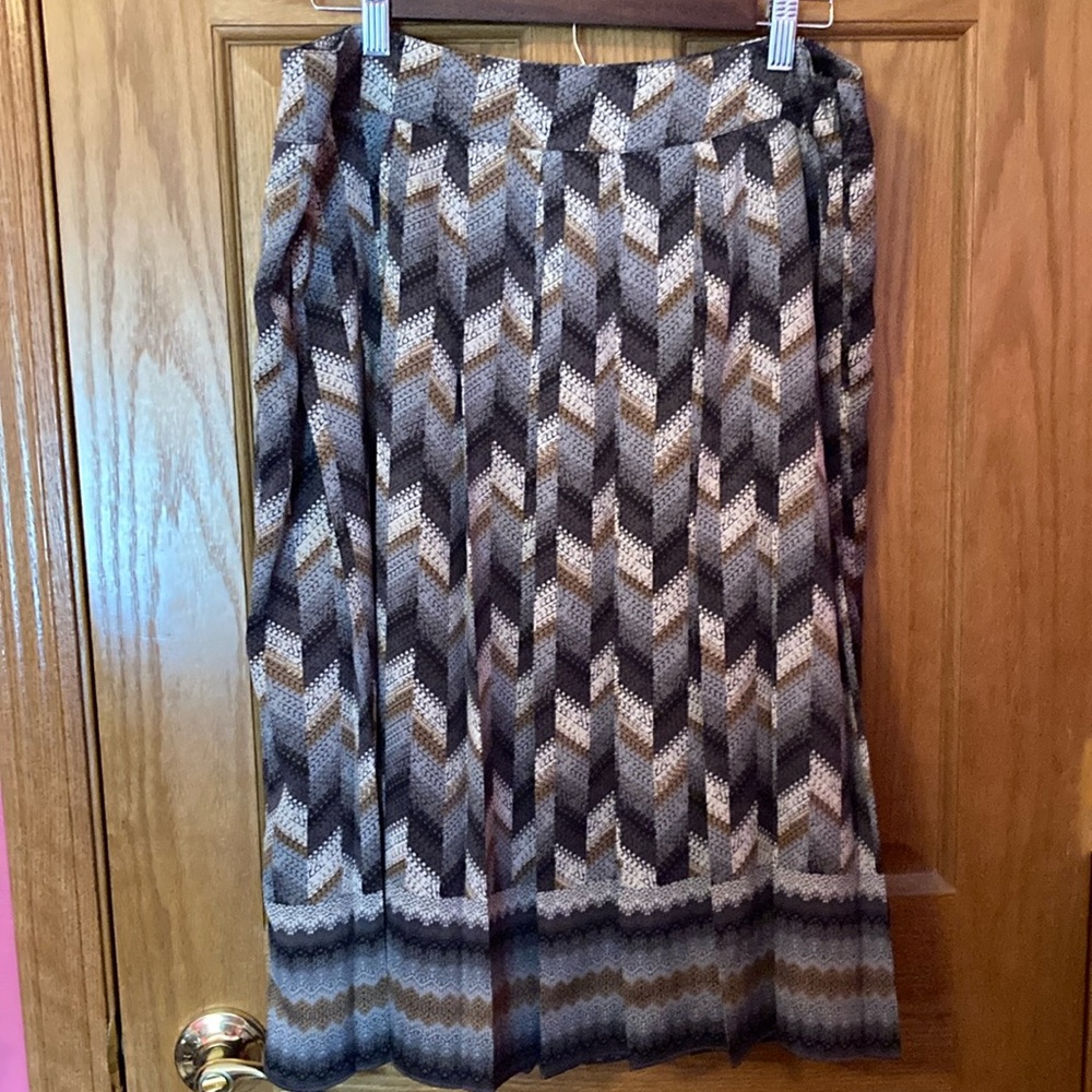 Talbots women’s gray Chevron print skirt